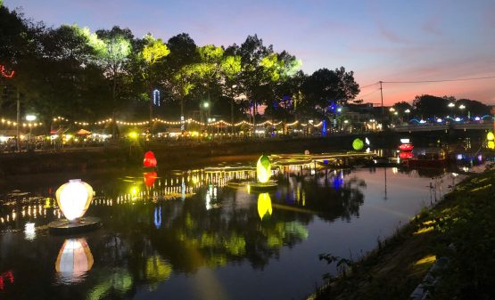 hoa đăng đường kính 3m trên sông hoa đăng đường kính 3m trên sông