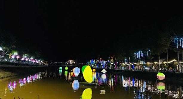 Thi công hoa đăng khổng lồ trên sông Thi công hoa đăng khổng lồ trên sông