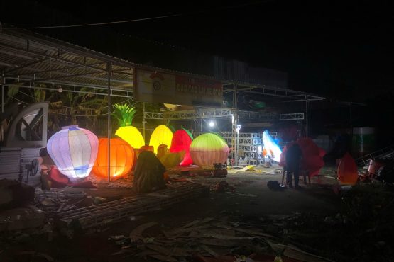 Sản xuất hoa đăng khổng lồ Sản xuất hoa đăng khổng lồ